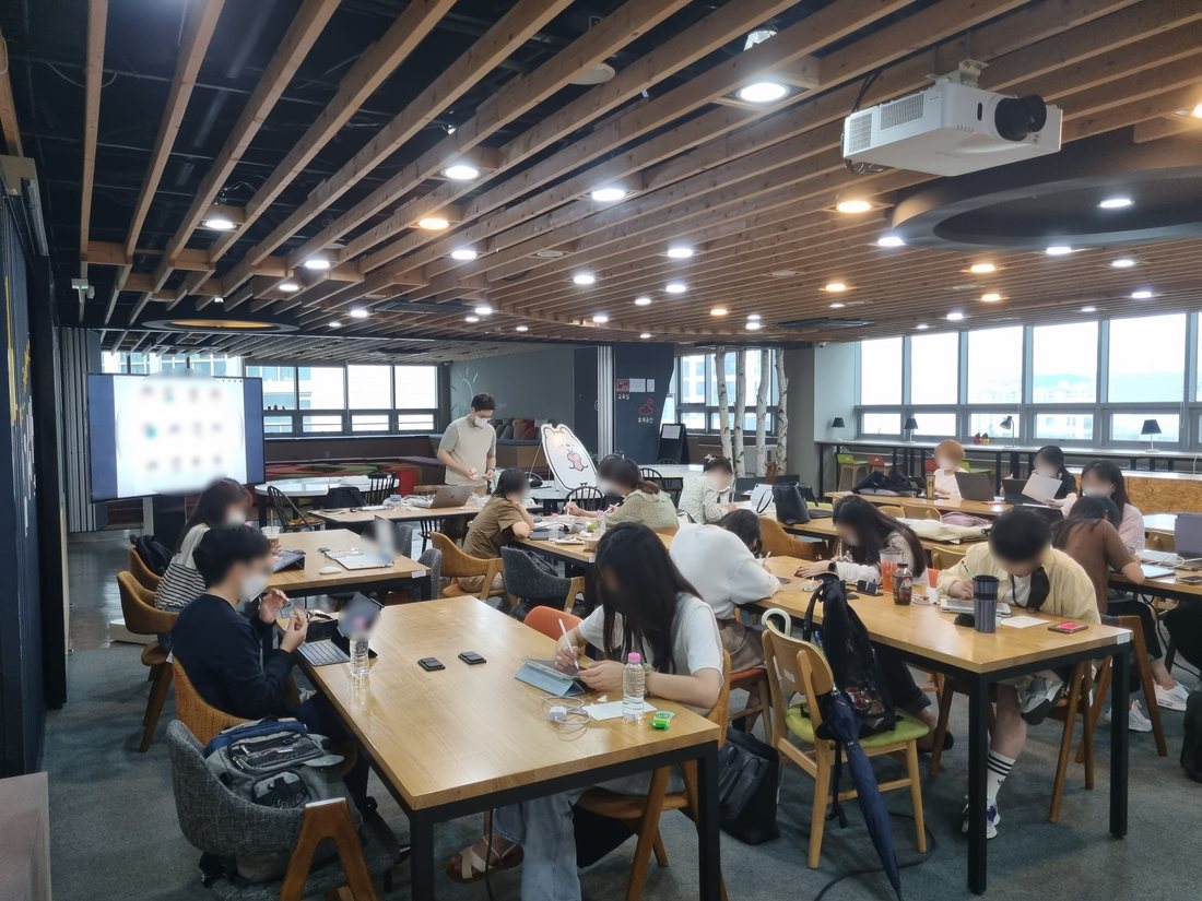수강생들이 태블릿으로 이모티콘을 그리는 강의실